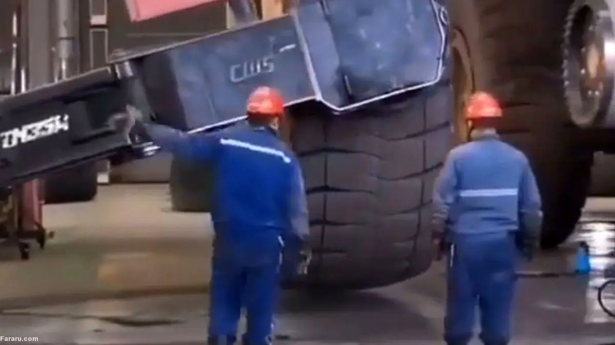 (ویدئو) فرایند جالب تعویض چرخ کامیون معدن