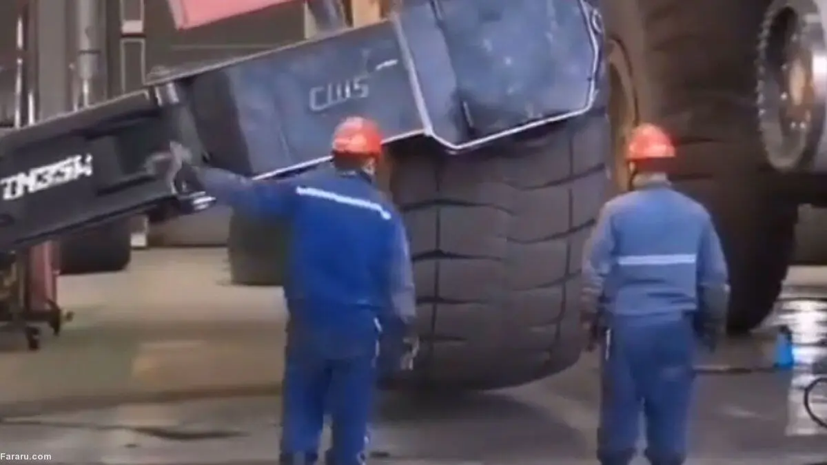 (ویدئو) فرایند جالب تعویض چرخ کامیون معدن
