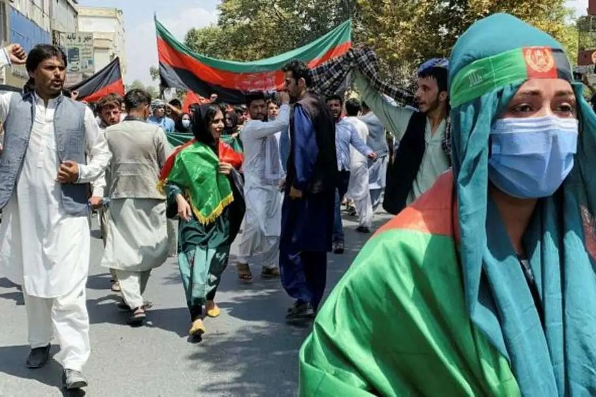 (ویدئو) استاد دانشگاه کابل با خانوادهاش کفن پوش شد