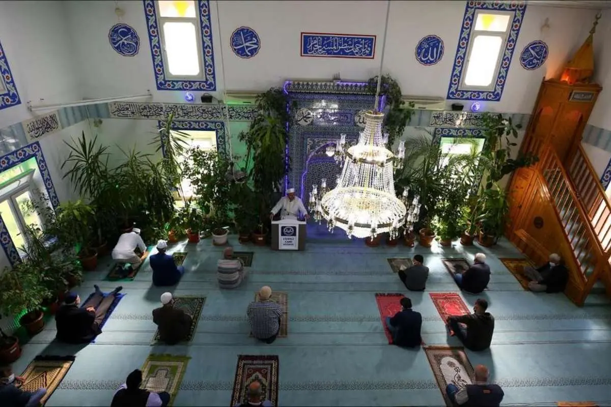(تصاویر) امام جماعت مسجد را گلستان کرد