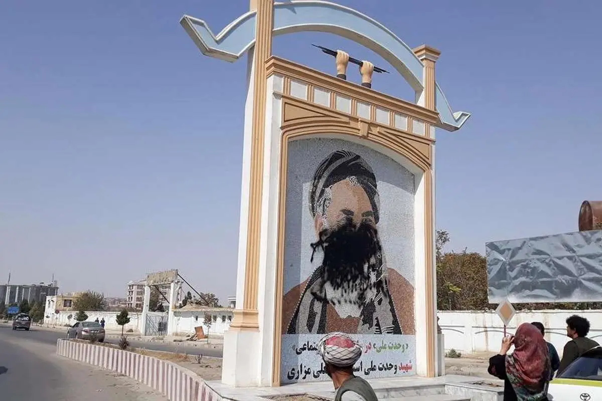 تخریب عکس عبدالعلی مزاری در مزارشریف