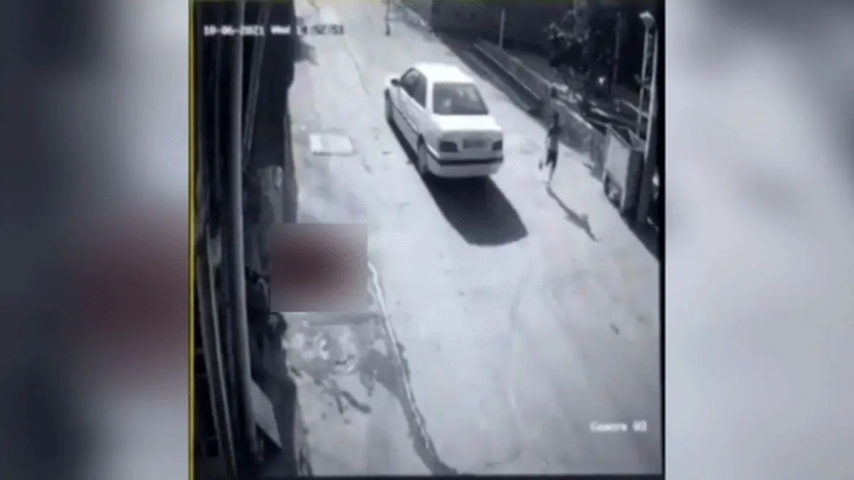 (ویدئو) لحظه دلخرا‌ش زیر گرفتن کودک توسط خودرو در کاشان