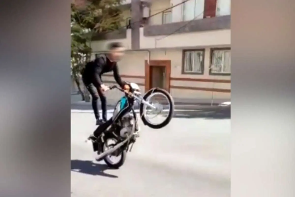 (ویدئو) حرکت نمایشی با موتور جان جوان مشهدی را گرفت