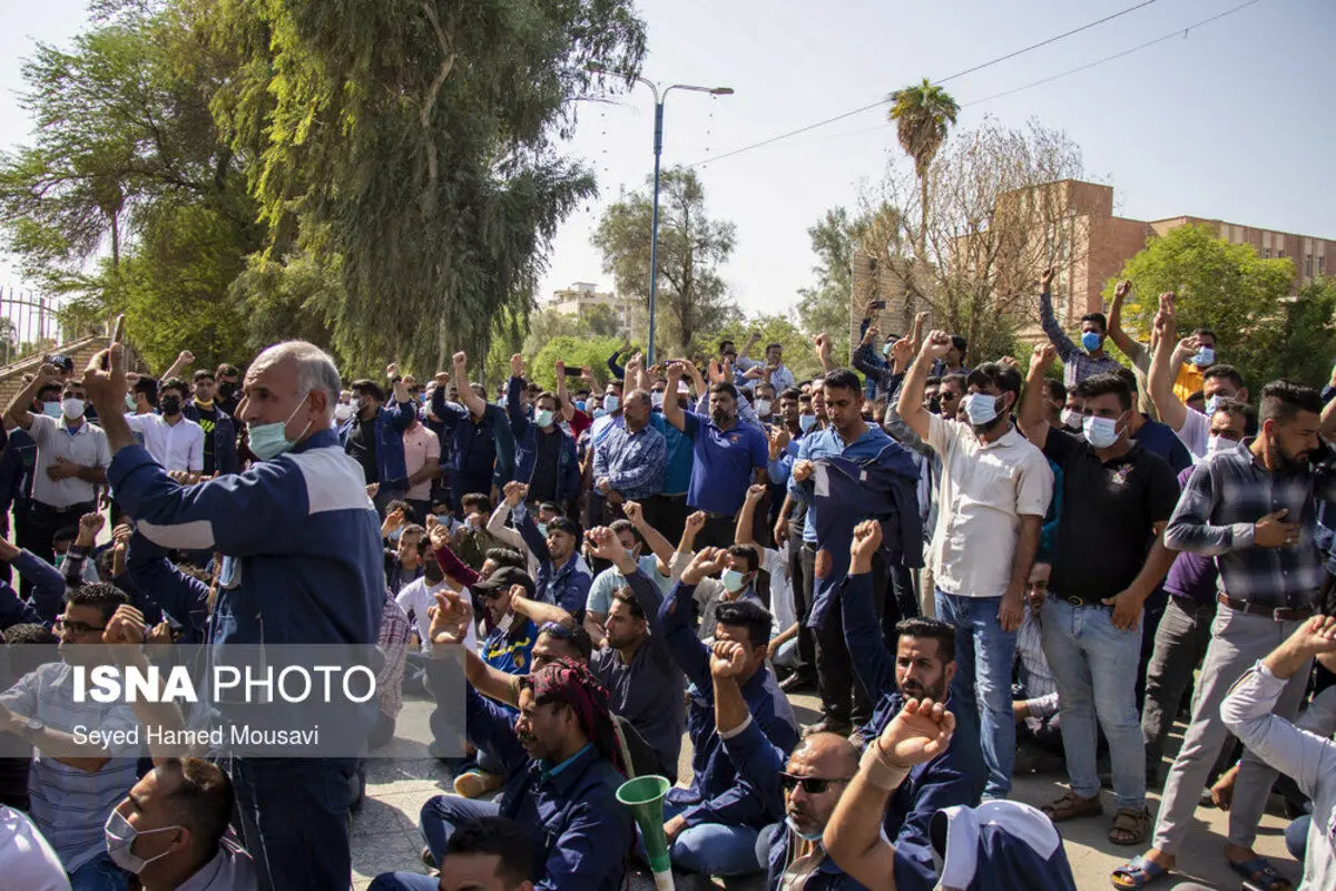 (تصاویر) تجمع کارگران نیشکر هفت‌تپه مقابل استانداری خوزستان