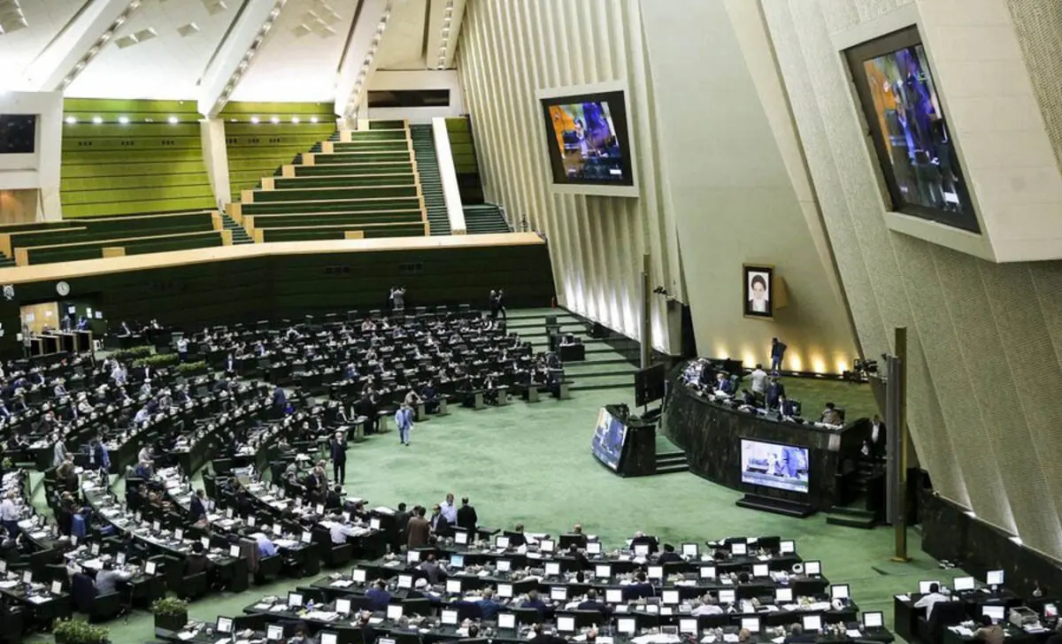 چرا مجلس انقلابی به مراسم جشن تولد انریکه مورا انتقاد نکرد؟