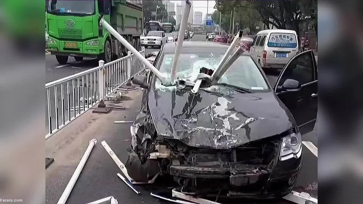 (ویدئو) تصادف وحشتناک با گاردریل‌های فولادی وسط جاده