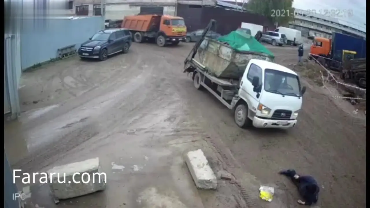 (ویدئو) نجات معجزه آسای یک زن زیر گرفته شده توسط کامیون