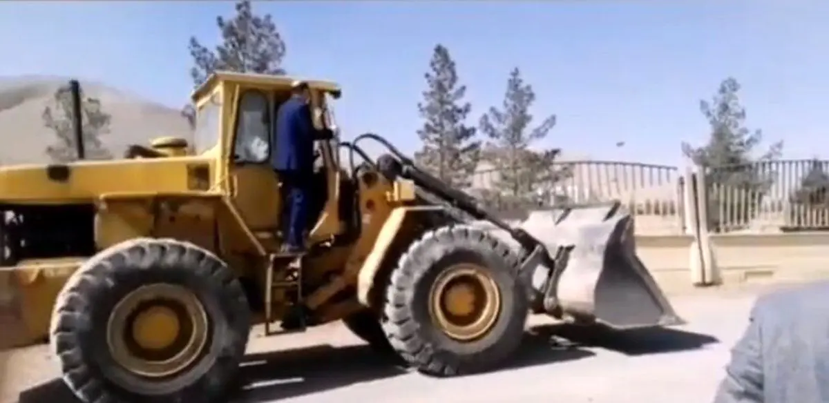 (تصویر) حمله نماینده نجف‌آباد با لودر به دانشگاه آزاد