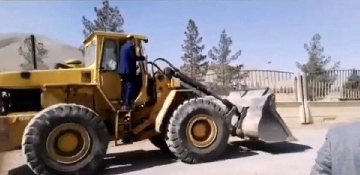 (تصویر) حمله نماینده نجف‌آباد با لودر به دانشگاه آزاد