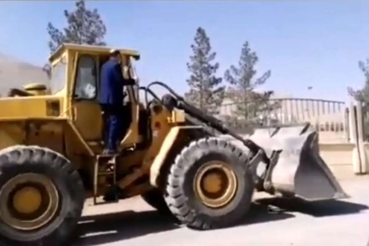 (تصویر) حمله نماینده نجفآباد با لودر به دانشگاه آزاد