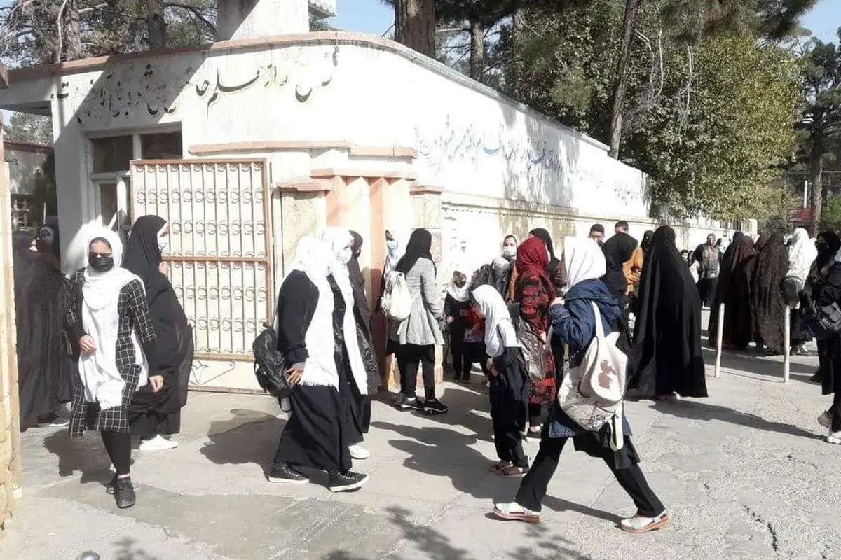 (ویدئو) بازگشایی مدارس دختران هرات؛ طالبان امنیت مدارس را به عهده نمیگیرد!
