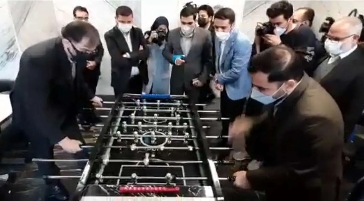 (ویدئو) شکست وزیر ارتباطات در فوتبال دستی