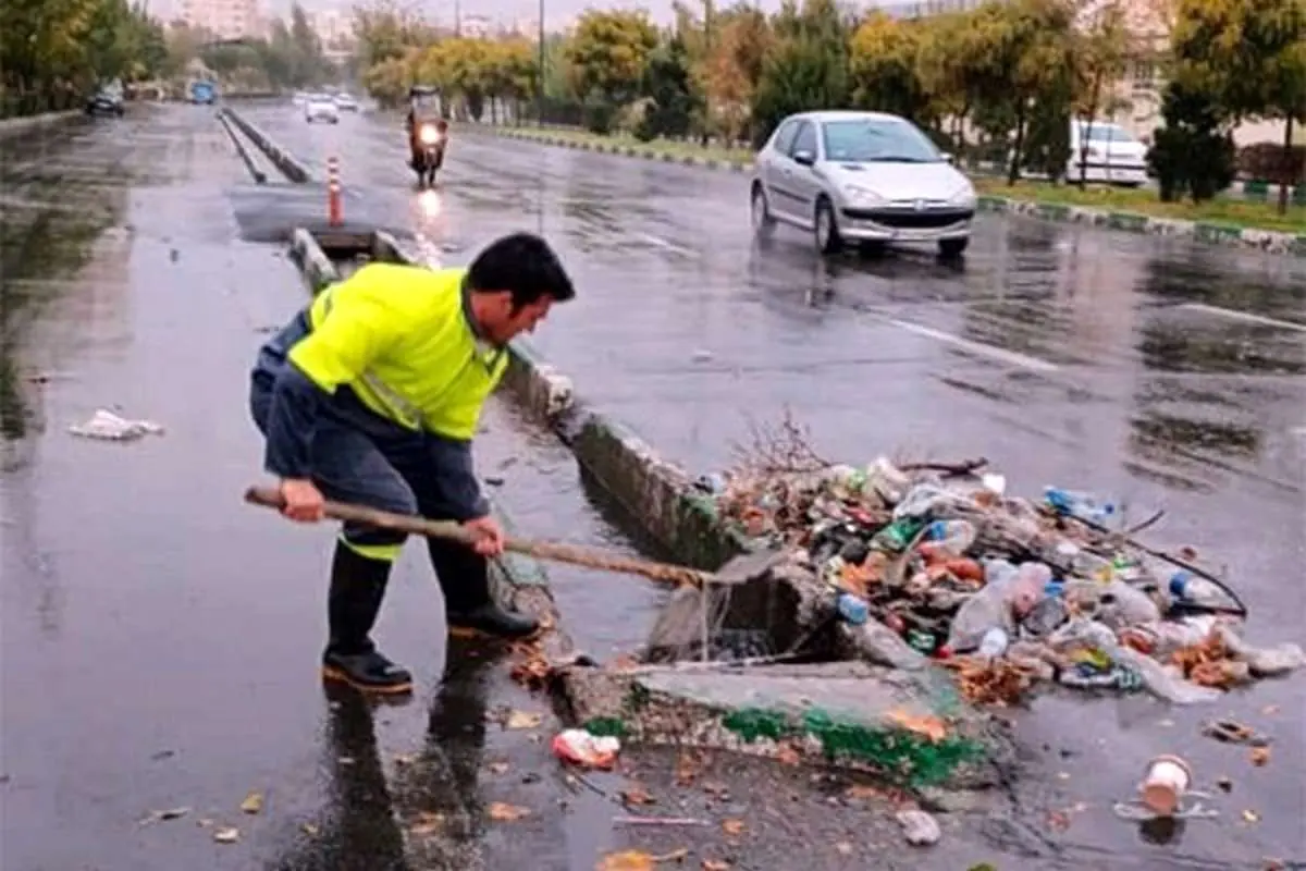 زبالههای عجیب در جویهای آب تهران؛ از مبل تا کیسه بوکس!