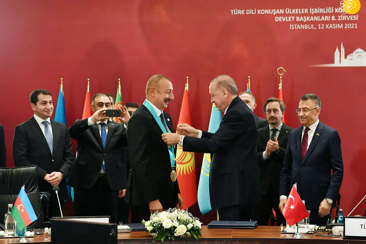 (عکس) اردوغان به علی‌اف «نشان جهان تُرک» اهدا کرد