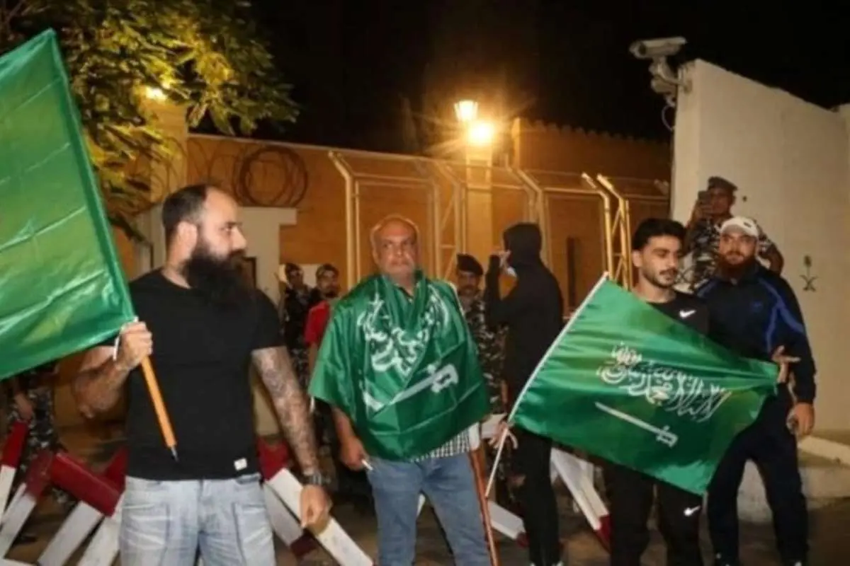 (ویدئو) لشکرکشی سعودیها در لبنان؛ پرچم عربستان کفن من است!