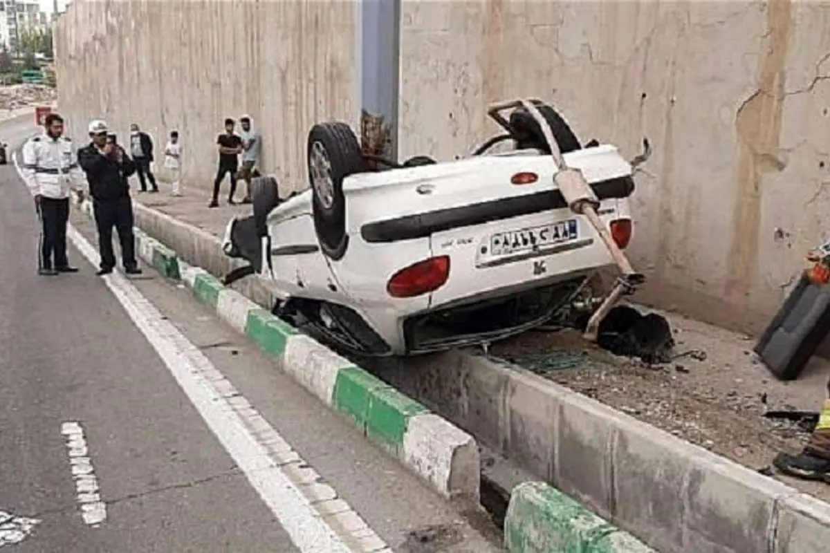 (عکس) تصادف شدید پژو ۲۰۶ با تابلوهای کنار بلوار