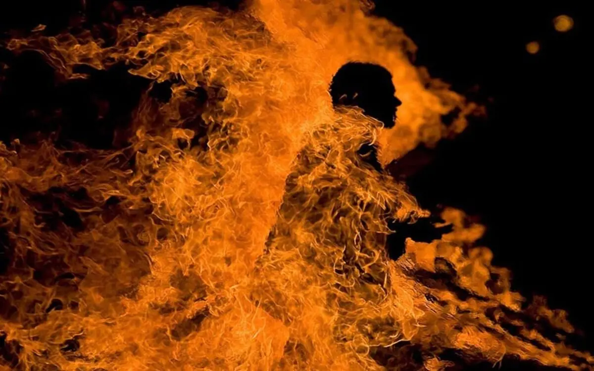 خودسوزی مردی جلوی دادگستری فارس