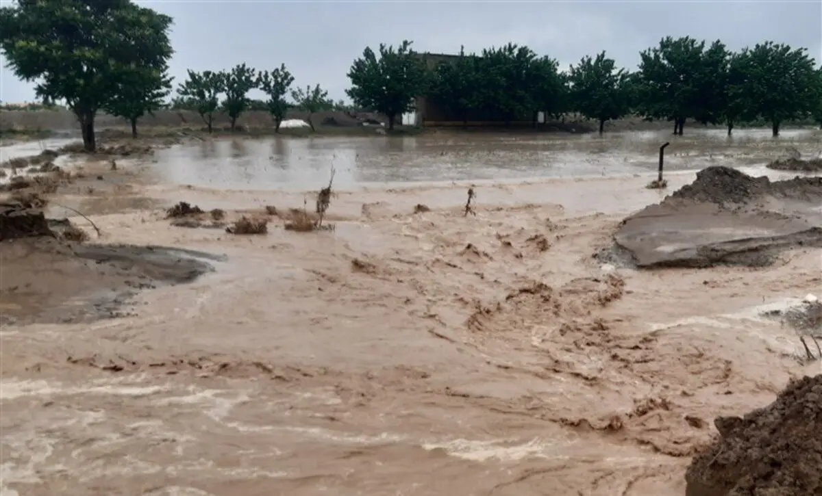 (ویدئو) سیلاب شدید در مهاباد یک نفر را با خود برد