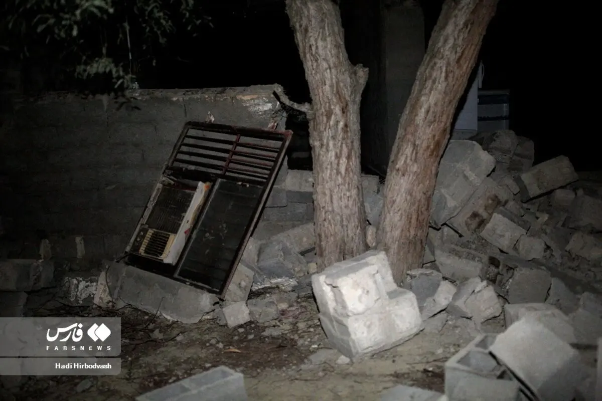 (تصاویر) بازدید شبانه مخبر از مناطق زلزله‌زده هرمزگان