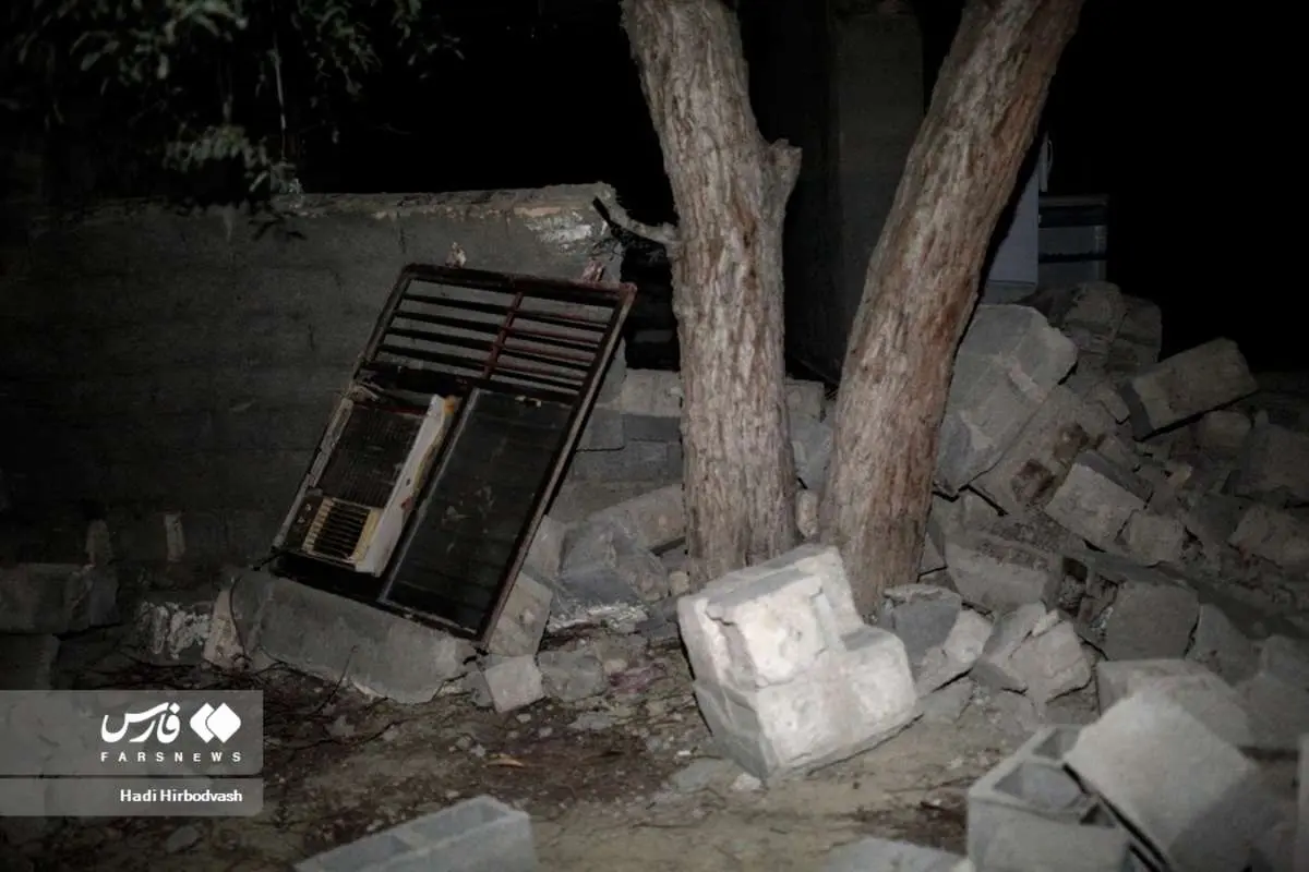 (تصاویر) بازدید شبانه مخبر از مناطق زلزله‌زده هرمزگان