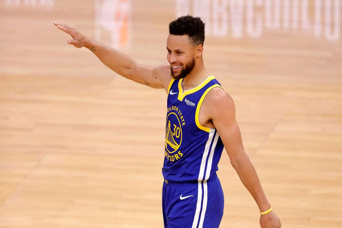 پرتاب خارق العاده سه امتیازی از وسط زمین در NBA