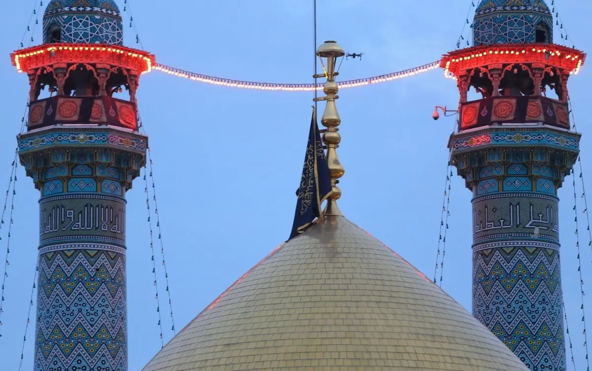 (تصاویر) مراسم تعویض پرچم حرم حضرت معصومه(س)