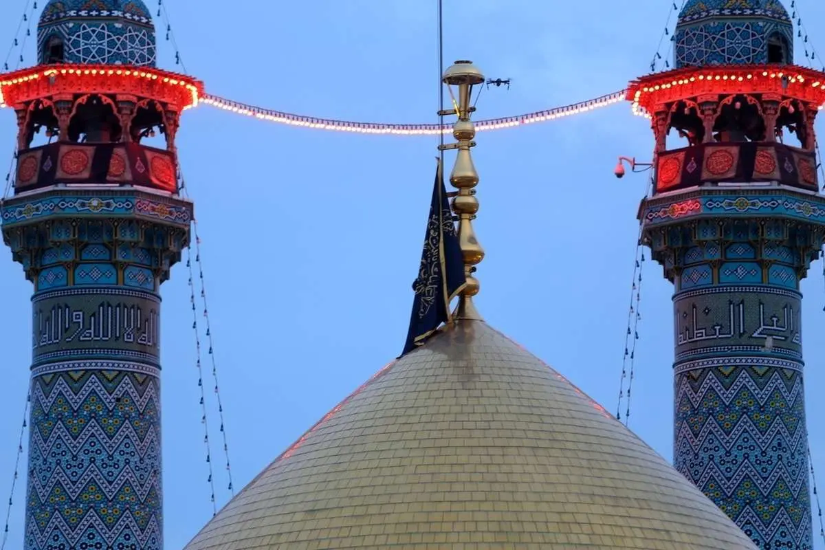 (تصاویر) مراسم تعویض پرچم حرم حضرت معصومه(س)
