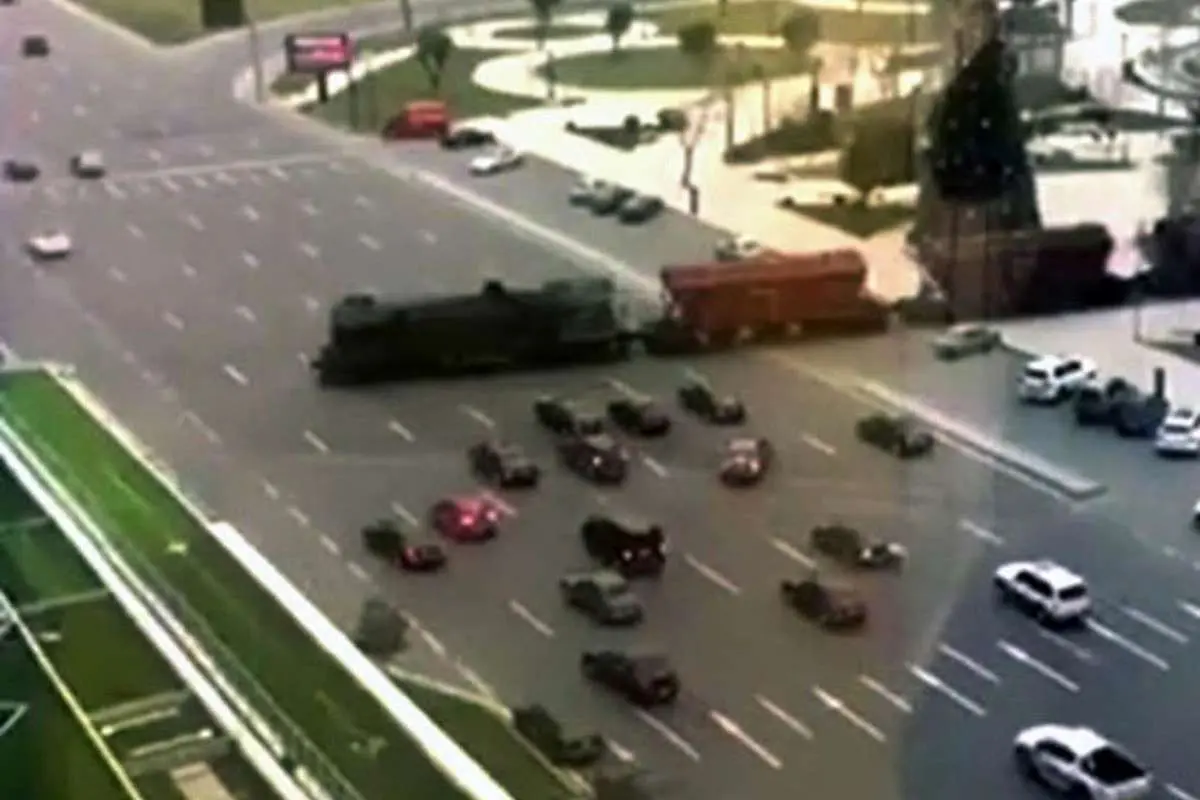 (ویدئو) عبور قطار از بزرگراه!