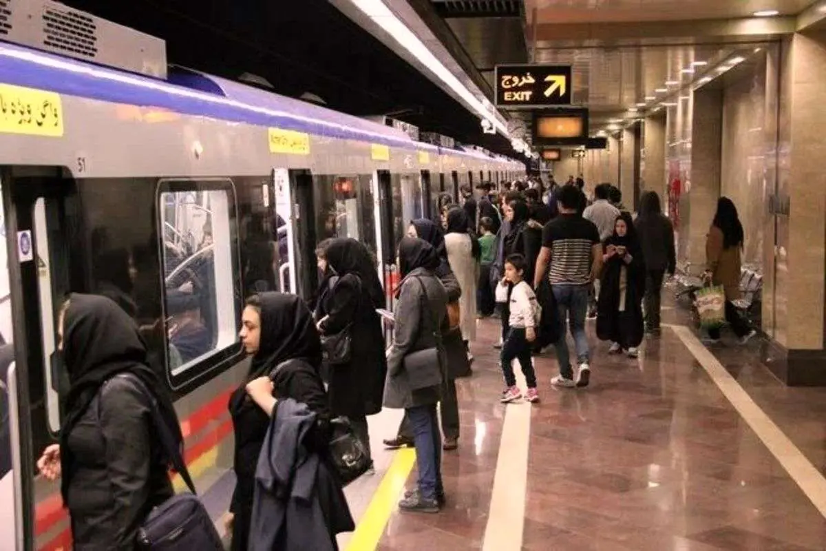 (ویدئو) شکستن شیشه مترو تهران توسط مسافران از نفس افتاده!