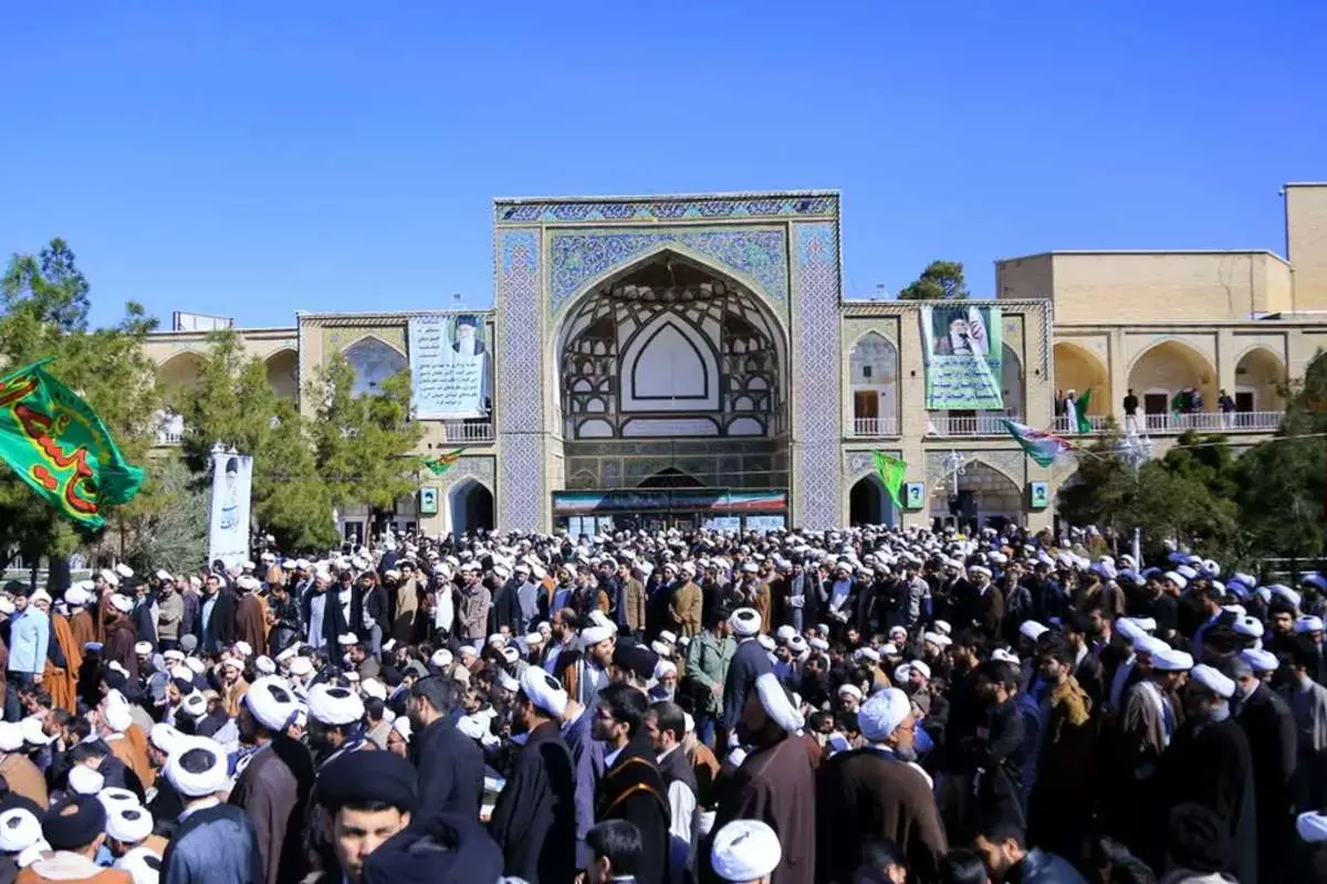 روزنامه جمهوری اسلامی: بودجه حوزههای علمیه را قطع کنید