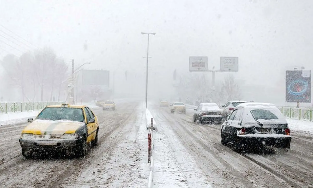 برف و باران در جاده‌های ۱۱ استان