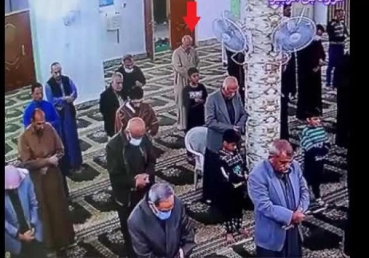 (ویدئو) مرگ یک پیرمرد هنگام اقامه نماز در مسجد