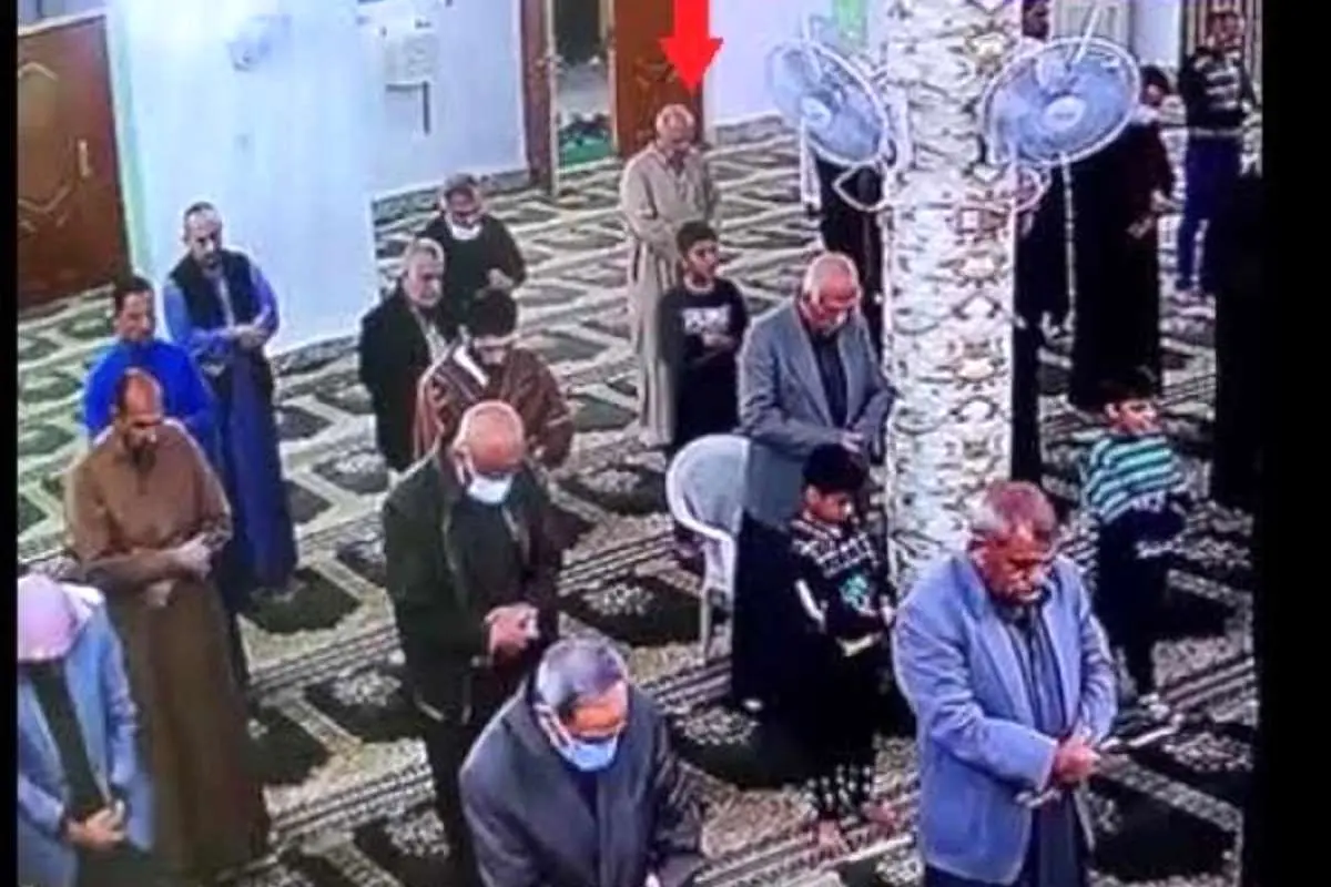 (ویدئو) مرگ یک پیرمرد هنگام اقامه نماز در مسجد