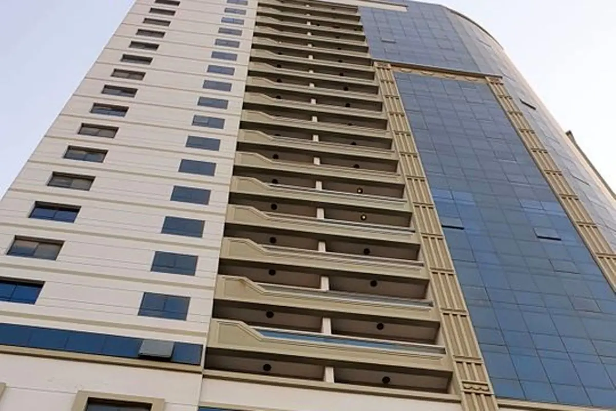 (ویدئو) حادثه عجیب سقوط پیرزن از بالکن طبقه ۱۹