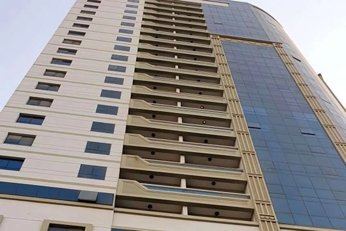 (ویدئو) حادثه عجیب سقوط پیرزن از بالکن طبقه ۱۹