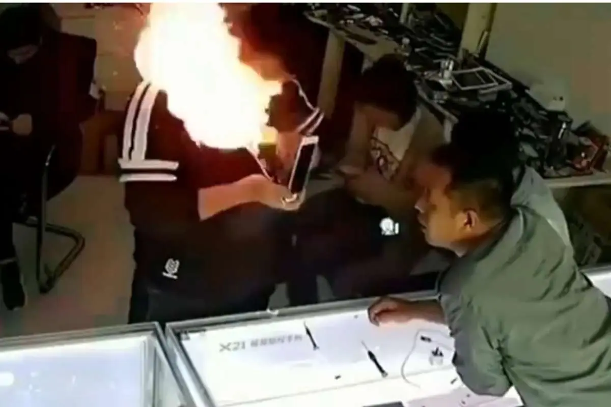 (ویدئو) منفجر شدن باتری موبایل در صورت!