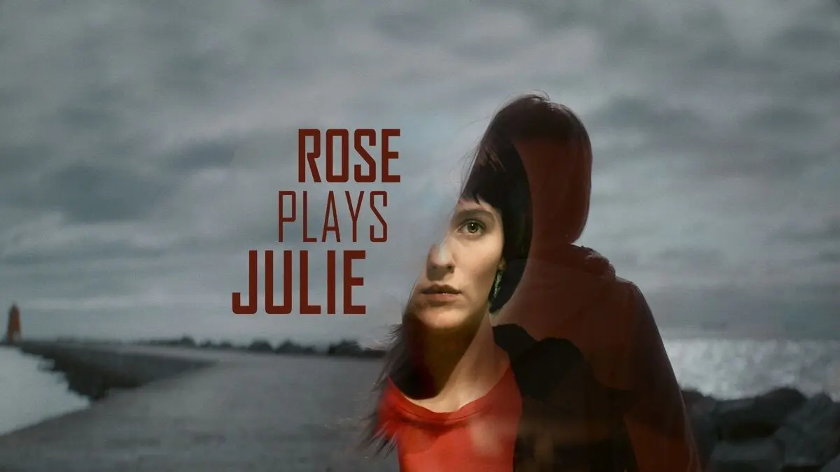 نقد رز در نقش جولی (Rose Plays Julie)؛ فیلمی که خیال و خاطره را در هم می‌آمیزد
