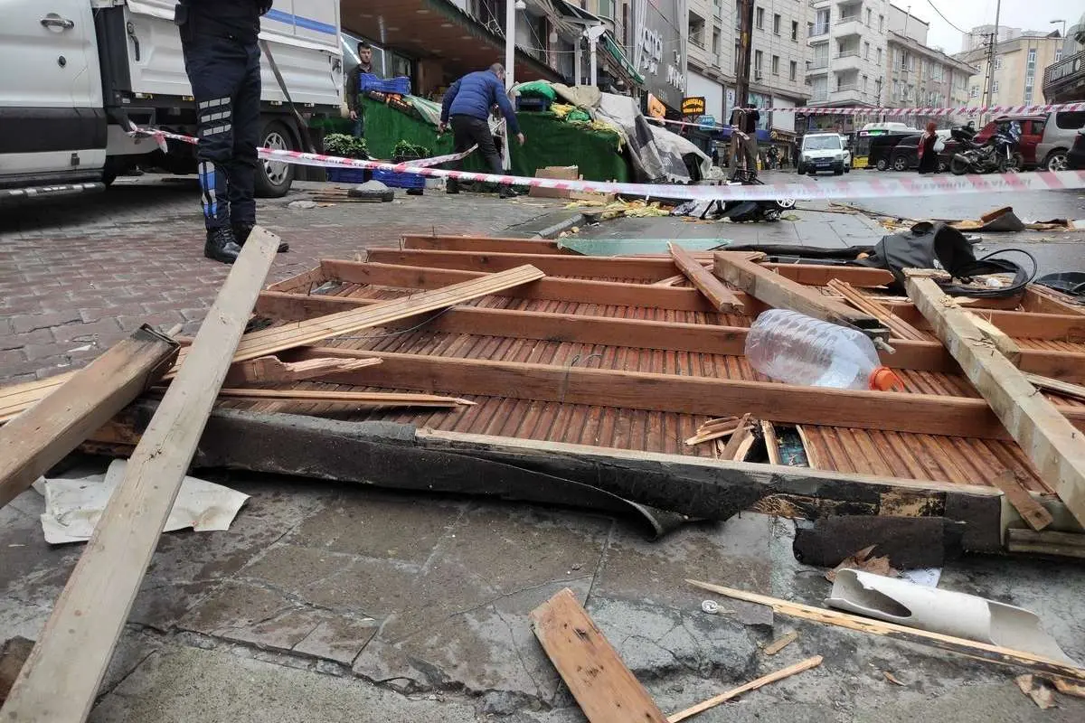 (ویدئو) مرد خوش شانس از حادثه ریزش تکههای بتن از پشت بام