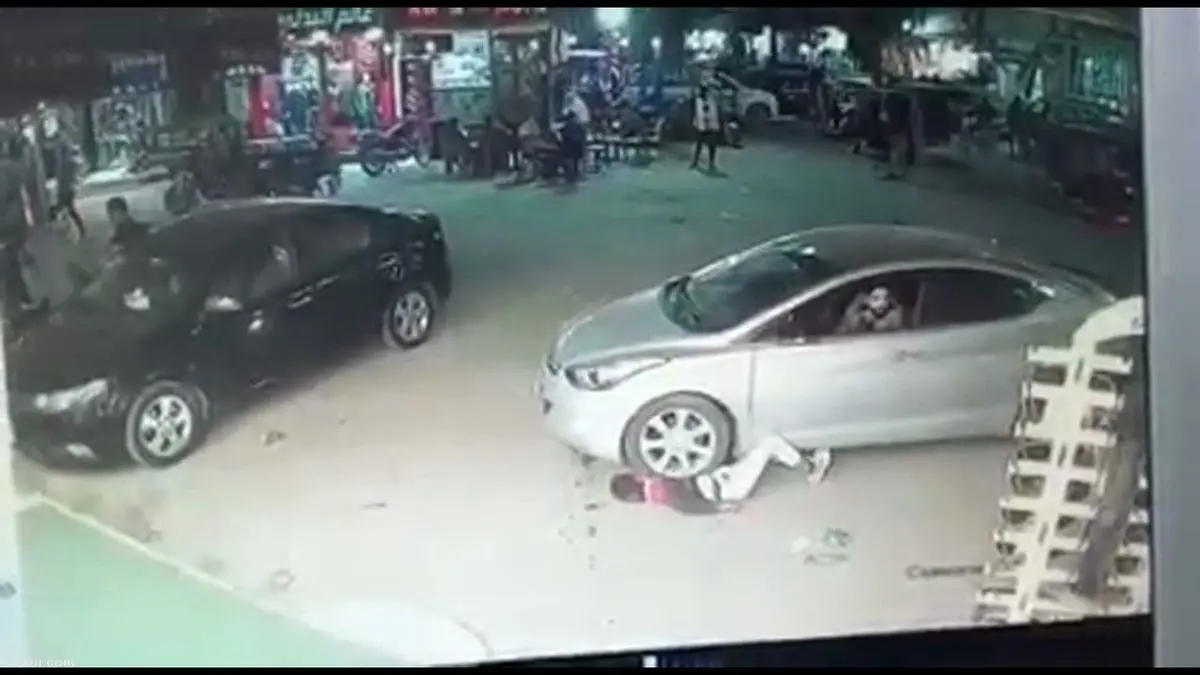 (ویدئو +16) کودک زیر چرخ خودرو له شد!