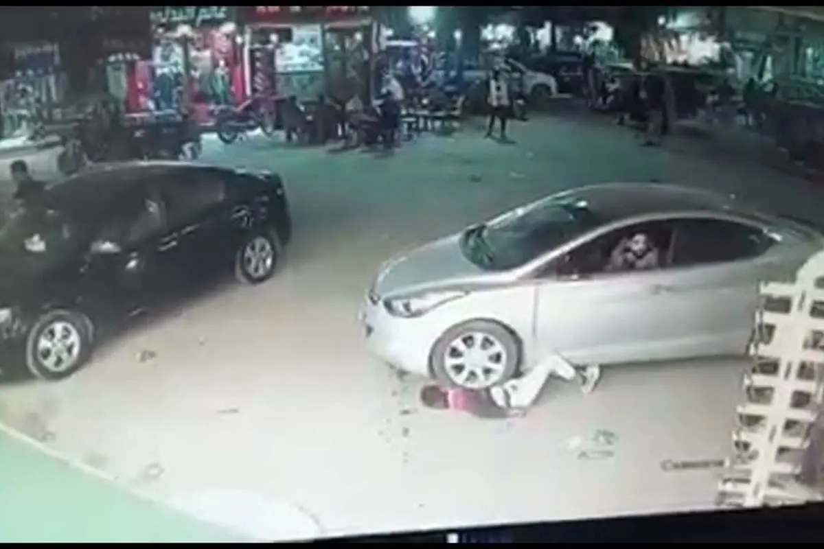 (ویدئو +16) کودک زیر چرخ خودرو له شد!