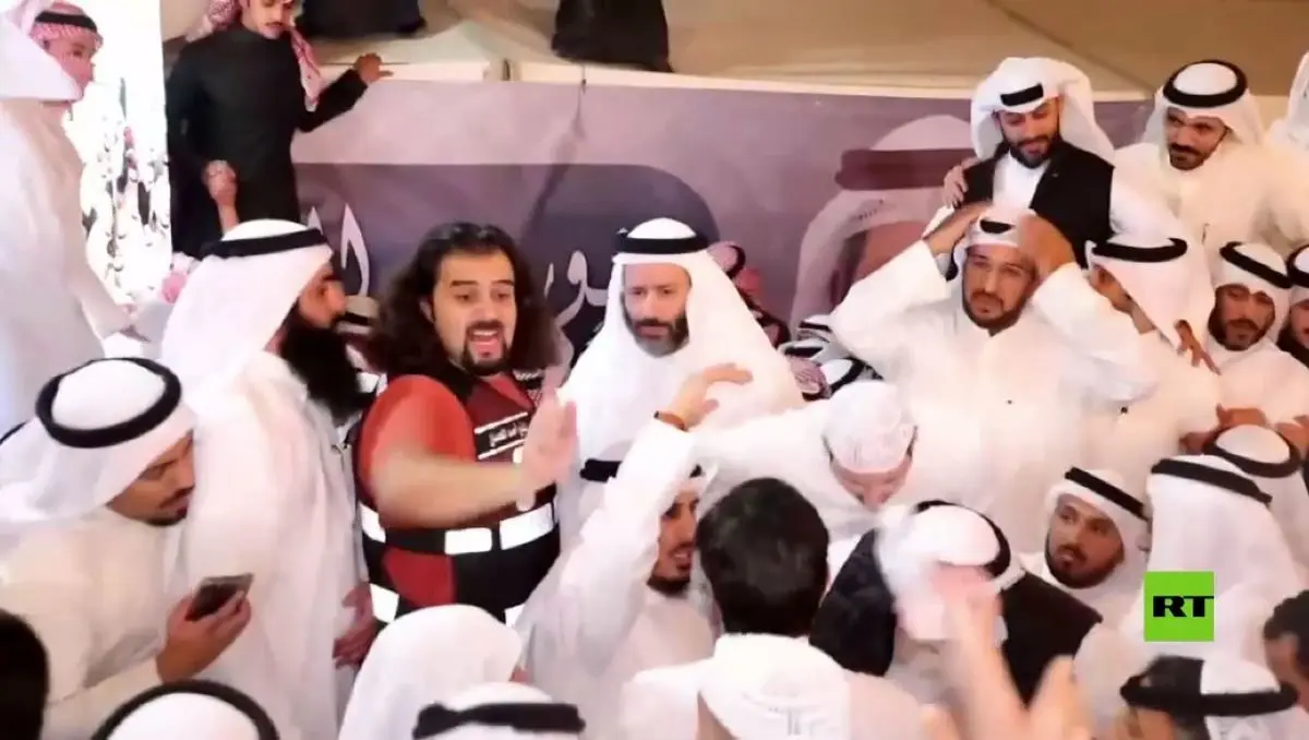 (ویدئو) استقبال باشکوه از بازگشت نماینده عفو شده