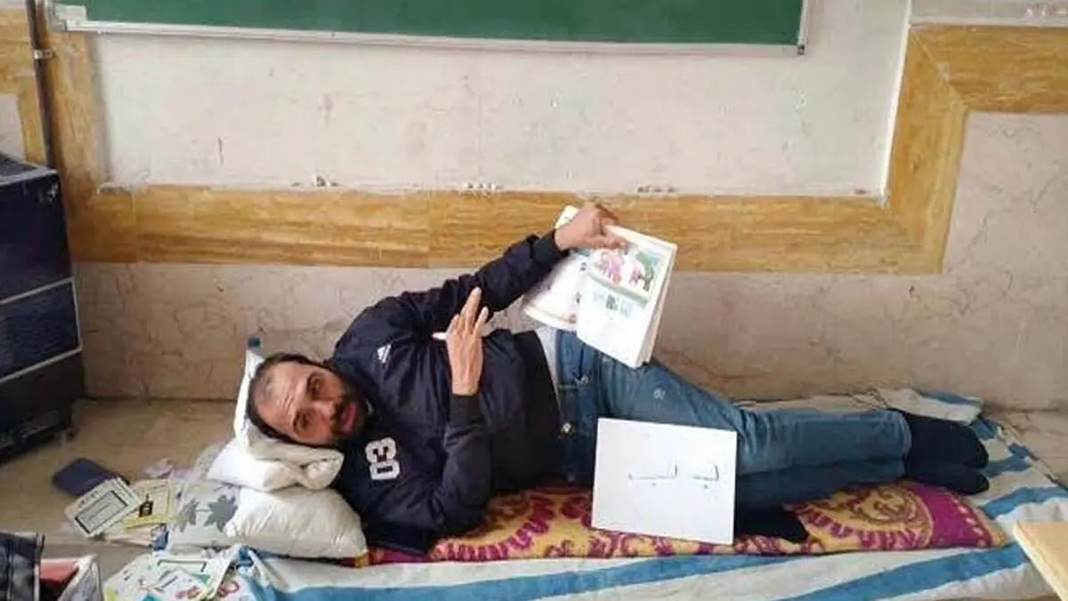(ویدئو) معلم فداکاری که با کمر شکسته سر کلاس می‎رود