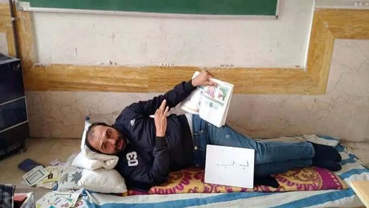 (ویدئو) معلم فداکاری که با کمر شکسته سر کلاس می‎رود