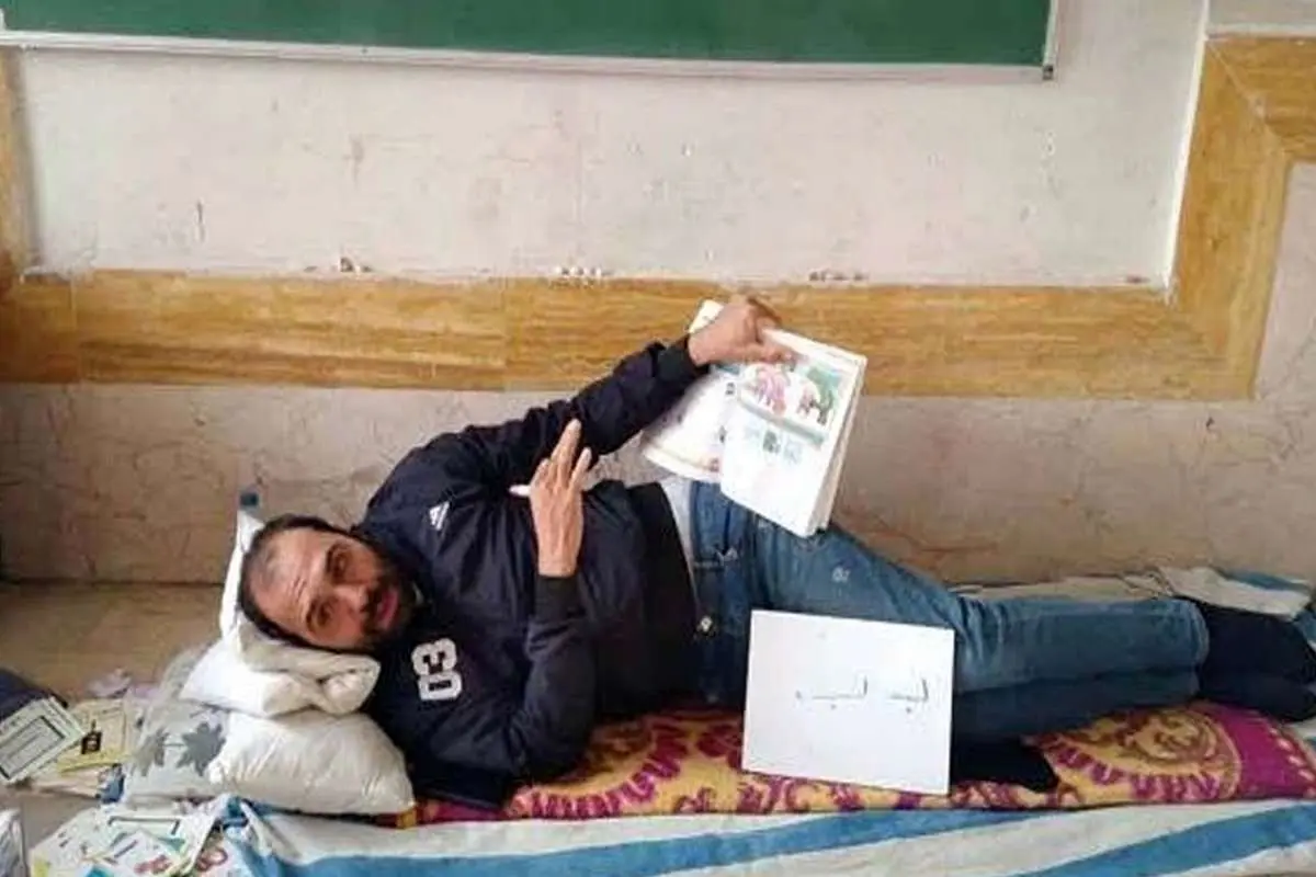 (ویدئو) معلم فداکاری که با کمر شکسته سر کلاس میرود
