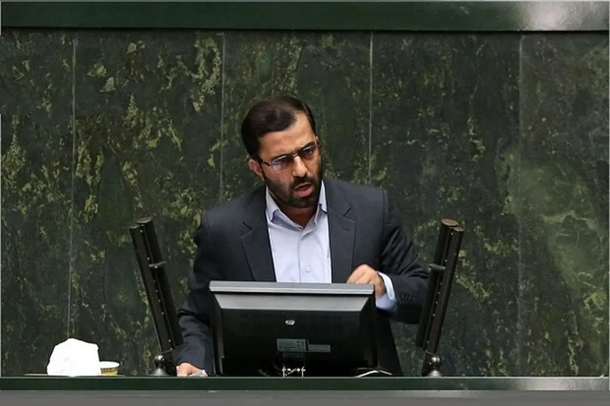 نماینده مجلس: مگر قرار است اصفهان یا شیراز را بزنیم که برد موشک‌ها ۳۰۰ کیلومتر باشد؟