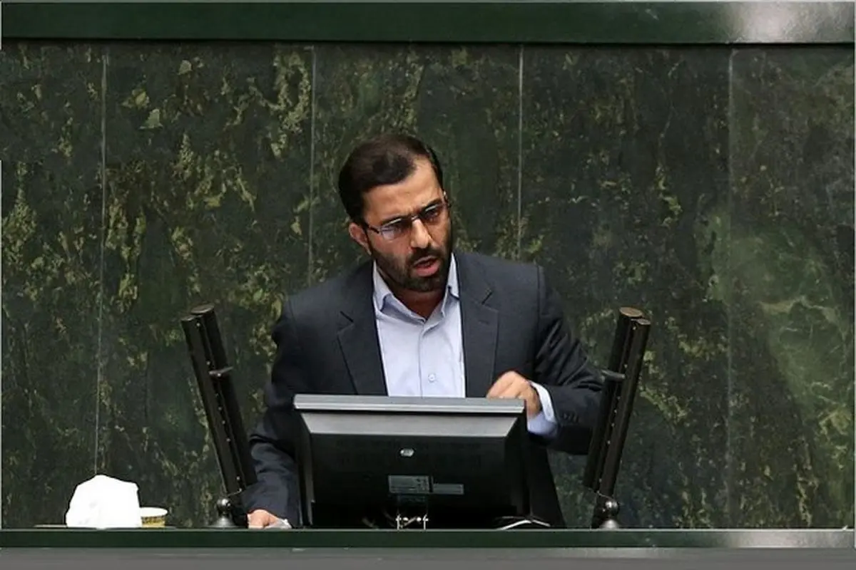 نماینده مجلس: مگر قرار است اصفهان یا شیراز را بزنیم که برد موشک‌ها ۳۰۰ کیلومتر باشد؟