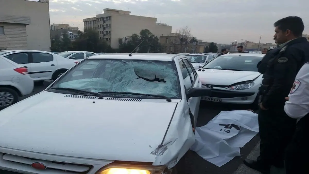 (عکس) برخورد سنگ با پراید جان یک شهروند را گرفت  