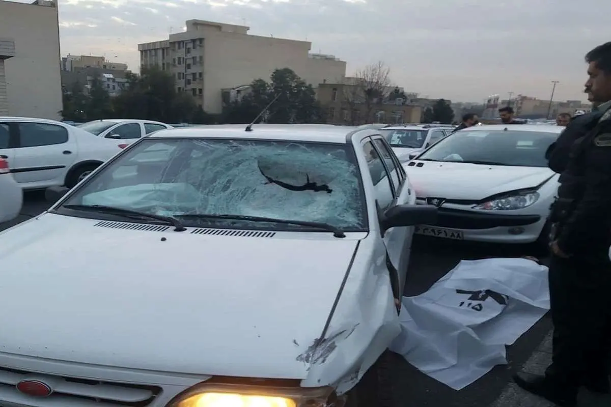 (عکس) برخورد سنگ با پراید جان یک شهروند را گرفت