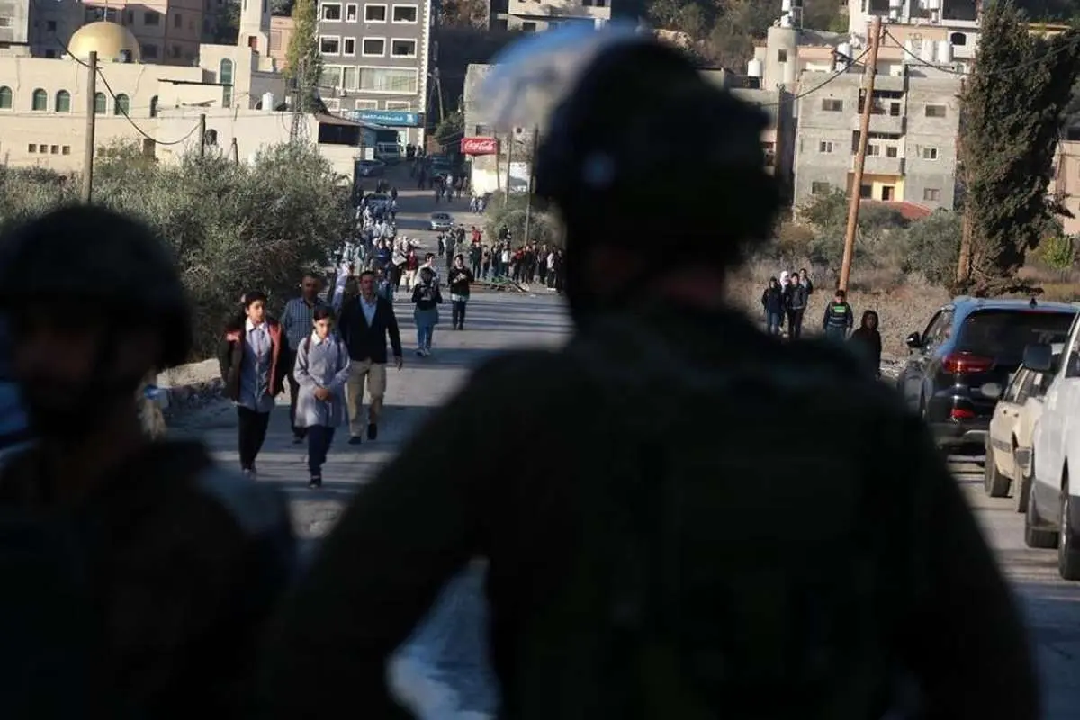 (تصاویر) دانش آموزان فلسطینی با ترس به مدرسه میروند