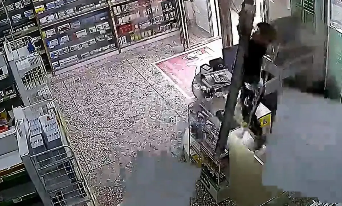(ویدئو) سقوط کودک بازیگوش از سقف داروخانه!